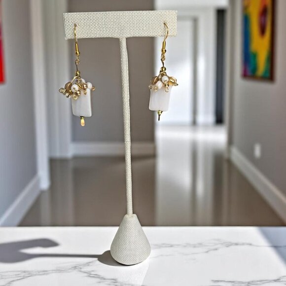 Mother of Pearl Drop earring with white and gold beads - Picture 3 of 4